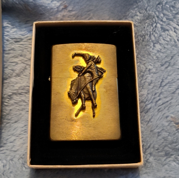 NEW & VINTAGE Brass Marlboro ZIPPO Lighter (NEVER FIRED) - Picture 4 of 10